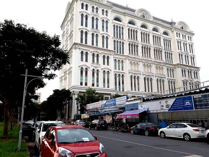Doanh nhân Hoàng Khải còn sở hữu một trung tâm thương mại cao cấp có tên Saigon Paragon tại góc ngã 4 Nguyễn Lương Bằng – Hoàng Văn Thái, quận 7, TP HCM trị giá 35 triệu USD. Ảnh: Vietnamnet.