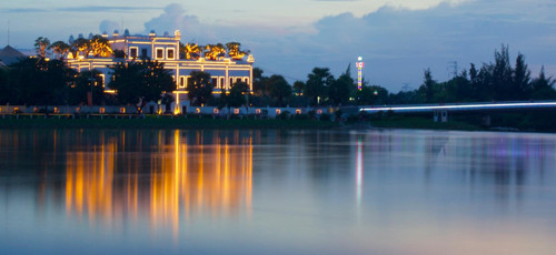 Nằm chếch phía tây khu hồ Bán Nguyệt (quận 7), ngay chân cầu Ánh Sao, lâu đài Cham Charm của đại gia Hoàng Khải nổi bật với lối kiến trúc mô phỏng ngôi đền Ankor Wat uy nghi, lộng lẫy. Ảnh: Zing.