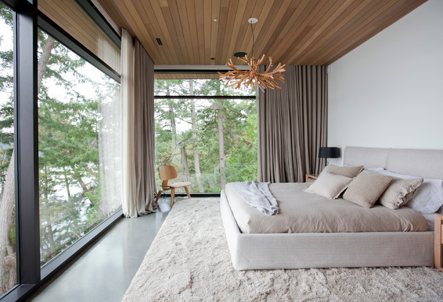 Chỉ cần thay đổi một chút nội thất như rèm cửa, ga giường, đổi đèn mới hay sắm thêm một vài chiếc gối tựa…cũng đủ giúp bạn ngủ ngon hơn. Ảnh: Houzz.