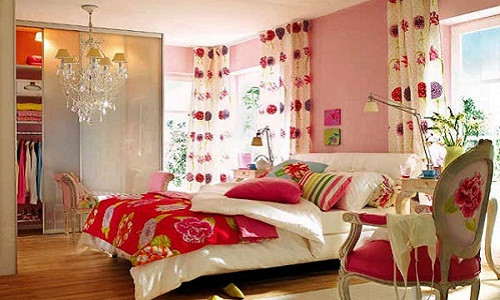 Sử dụng họa tiết quá rườm rà là sai thường gặp nhất trong thiết kế phòng ngủ. Nhiều người có thói quen cứ thấy mẫu chăn, gối mới, bắt mắt nào là không ngần ngại tậu ngay về nhà mà chưa kịp xem nó có phù hợp với căn phòng hay không. Ảnh: Biteinto.