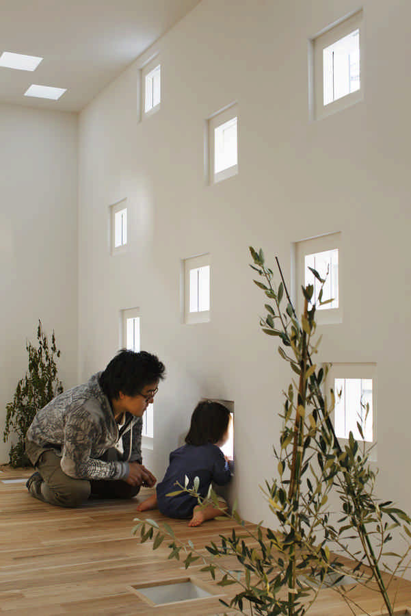 Cửa sổ cũng là nơi lý tưởng cho lũ trẻ quan sát thế giới bên ngoài.