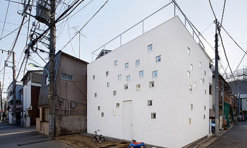 Nằm trên một con phố nhỏ đông đúc ở Tokyo (Nhật Bản), ngôi nhà 2 tầng gây ấn tượng bởi màu trắng tinh tế và rất nhiều cửa sổ xung quanh.