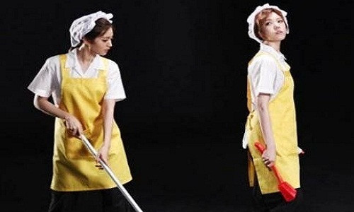 Trái ngược với nghề lao công ở Việt Nam, nhân viên vệ sinh ở xứ củ sâm được lọt vào danh sách nghề thu nhập cao không kém các nhân viên công vụ. Người mới vào nghề thường nhận được mức lương gần 850 triệu đồng/năm, còn những nhân viên lâu năm có thể được tăng lương lên đến hơn 1 tỷ đồng. Lý do là vì việc giữ gìn vệ sinh môi trường ở Hàn Quốc luôn được ưu tiên hàng đầu, người Hàn cũng đề cao và tôn trọng những người chuyên dọn vệ sinh. Thậm chí, các thạc sĩ của trường cao đẳng Hàn Quốc còn phải tham gia kỳ thi… dọn vệ sinh.