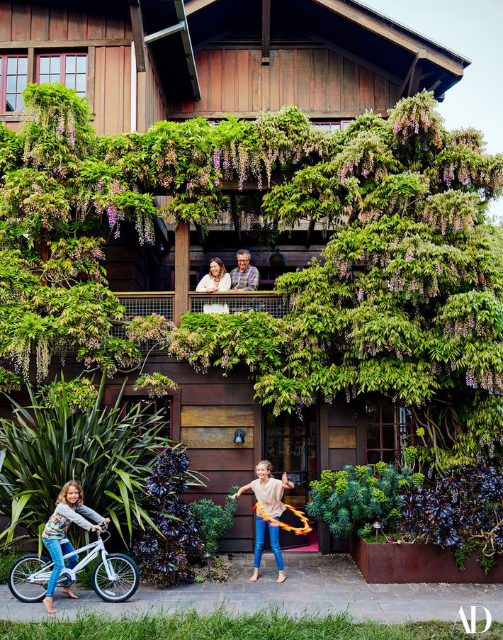Căn nhà gỗ phủ đầy cây xanh ở Berkeley, California là tổ ấm của một cặp vợ chồng và hai cô con gái nhỏ.