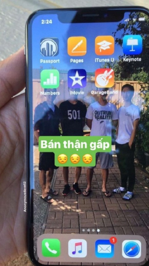 Đáng chú ý hơn, một trong những bức ảnh đó có đi kèm với dòng chữ tiếng Việt: "Bán thận gấp". 4 nam thanh niên xuất hiện trong hình nền đều là người châu Á.