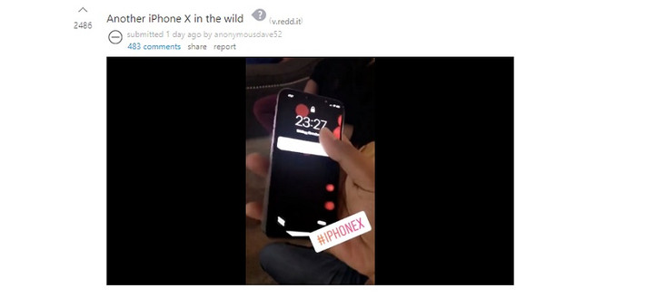Mặc dù đến ngày 3/11, iPhone X mới chính thức lên kệ nhưng trên mạng xã hội Reddit đã xuất hiện hình ảnh chiếc smartphone có vẻ ngoài giống iPhone X màu đen cùng một đoạn video quay phiên bản màu trắng.