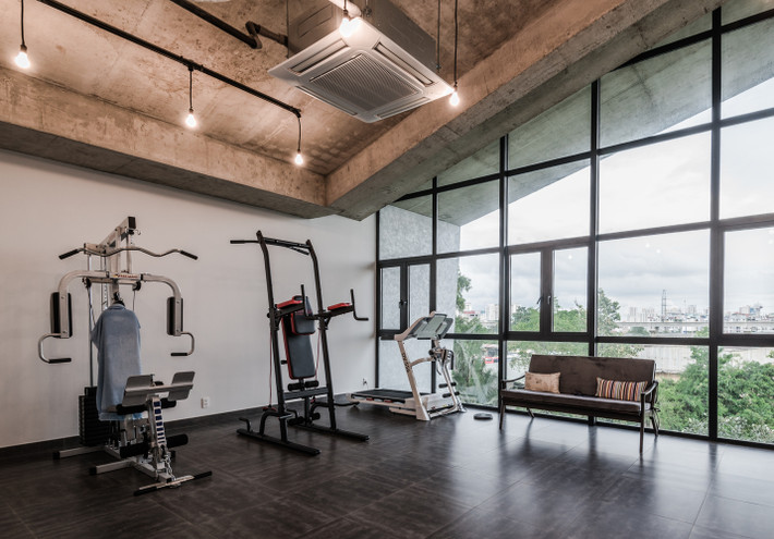 Trong nhà còn có cả phòng tập gym hiện đại.