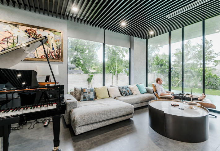 Được thiết kế dành riêng cho người yêu âm nhạc nên phòng khách cho ta cảm giác như một phòng nhạc hiện đại.