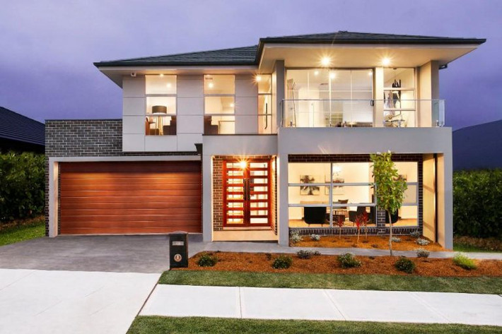 Toàn bộ phòng khách sử dụng cửa kính lớn, nhìn thẳng ra khu vườn. Ảnh: Home-designing.