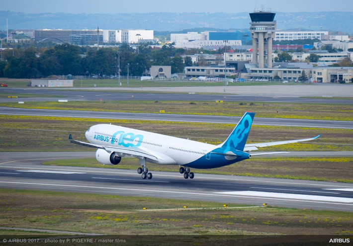 Trong khi đó Airbus A330-900neo có thể chứa 287 hành khách cho chặng bay tối đa 12.130km. Ảnh: Airbus.