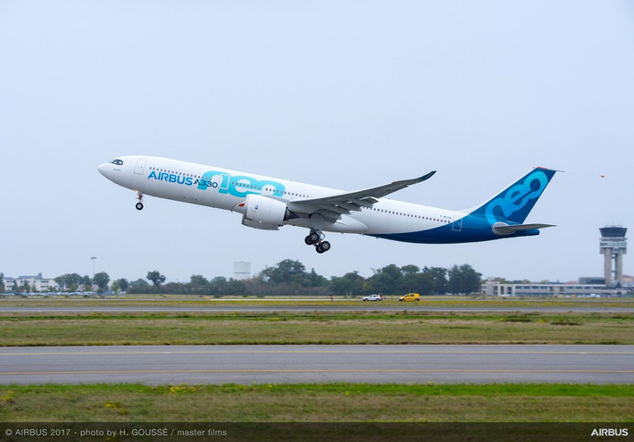 Được ra mắt kể từ thập niên 1990, dòng máy bay A330 là mẫu máy bay thân rộng bán chạy nhất của Airbus. Tuy nhiên, lợi thế cạnh tranh của nó bị suy giảm từ khi Boeing tung ra thị trường dòng máy bay thân rộng Dreamliner có khung sườn làm bằng vật liệu composite. Ảnh: Airbus.