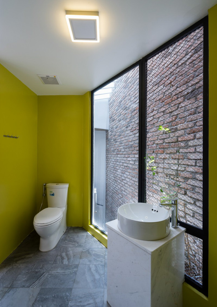 Phòng tắm hòa lẫn vào không gian mở luôn đảm bảo thông thoáng và khô ráo. Nguồn ảnh: Archdaily.