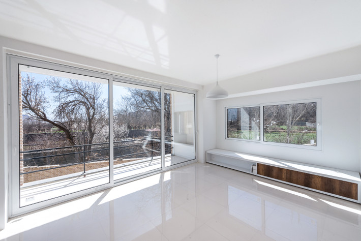 Bất cứ không gian nào trong nhà cũng thoáng đãng, sang trọng như khách sạn cao cấp. Nguồn ảnh: Archdaily.