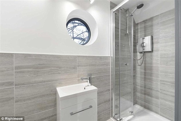 Phòng tắm sử dụng vách kính hiện đại. Nguồn ảnh: Rightmove.