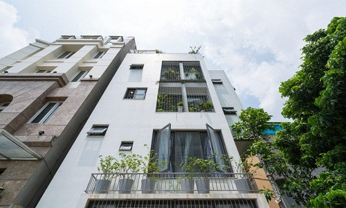 Xây dựng trên khu đất có diện tích 98m2, căn nhà phố thiết kế nhiều chức năng sử dụng khác nhau trong đó gồm ba căn hộ cho thuê cùng với không gian sinh hoạt cho một gia đình ba thế hệ.
