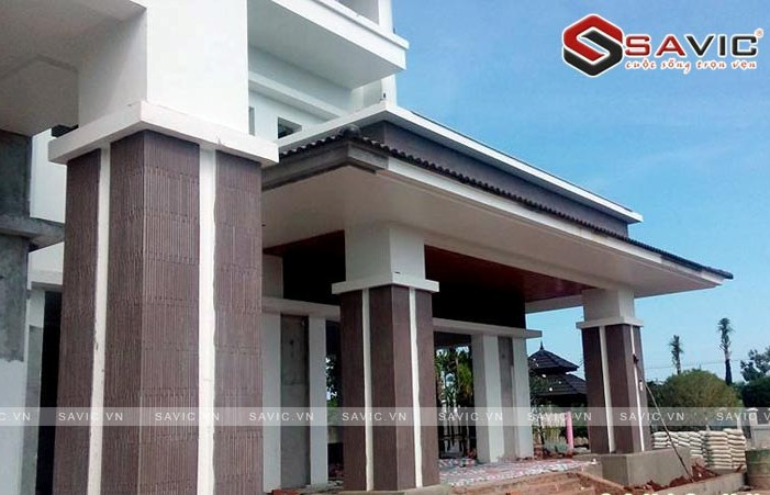 Tường cột to mang đến sự bề thế, chắc chắn cho ngôi nhà.