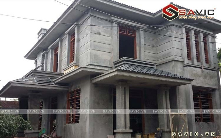 Biệt thự có kết cấu mái Thái, rất hiệu quả trong việc chống nóng. Mái nhà cao và rộng có tác dụng tản nhiệt tốt, điều hòa không khí, đem đến không gian thoáng đãng cho ngôi nhà.