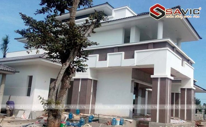 Biệt thự nổi bật với màu sơn tường trắng và mái nhà màu nâu xám mang đến vẻ sang trọng, hiện đại.