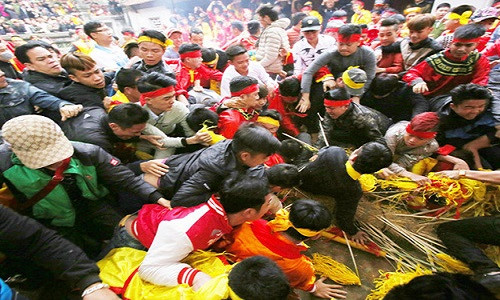 Cướp lộc tại hội đền Gióng Sóc Sơn, Hà Nội (Ảnh: Thành Phạm)