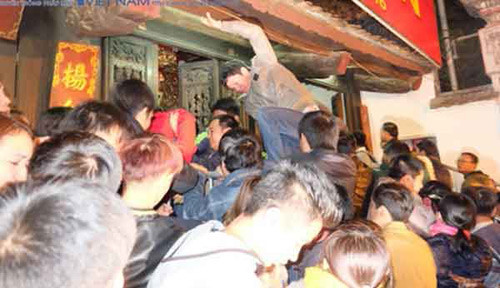 Hô hào giành giật hoa quả, bánh trái ở đền Trần.