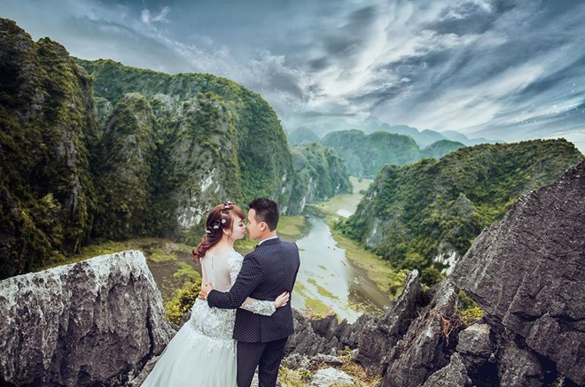 Ninh Bình với vẻ đẹp sơn thủy hữu tình, những năm gần đây đã thu hút một lượng lớn du khách về tham quan, đặc biệt trong dịp đầu xuân năm mới. Nơi đây chỉ cách Hà Nội khoảng 100 km, du khách hoàn toàn có thể du xuân trong vòng 24 giờ. Ảnh: Bùi Đức Tuấn.