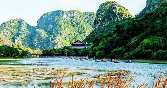 9h, bạn có thể rời hang Múa đến bến thuyền Tràng An. Đây là lối vào khu du lịch nổi tiếng nhất của Ninh Bình hiện nay. Với phong cảnh thiên nhiên hoang sơ, tuyệt đẹp, vào tháng 6/2014, Tràng An được UNESCO công nhận là di sản thiên nhiên và di sản văn hóa thế giới. Ảnh: Bùi Trường Chung.