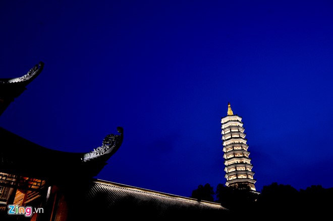 Bạn cần 2-3 tiếng để tham quan chùa Bái Đính. Nếu muốn tiết kiệm thời gian và sức khỏe, bạn mua vé dịch vụ xe điện chở khách tham quan (30.000 đồng một lượt) vì toàn bộ khu chùa khá rộng. 18h kết thúc chuyến tham quan, quay trở về Hà Nội. Ảnh: Hoàng Hà.