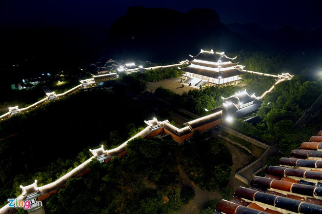 16h, bạn hãy tới chùa Bái Đính. Ngôi chùa này có tổng diện tích hơn 700 ha và giữ nhiều kỷ lục, như ngôi chùa lớn nhất Đông Nam Á, ngôi chùa có tháp chuông đồng lớn nhất hay tượng phật Di Lặc lớn nhất... Ảnh: Hoàng Hà.