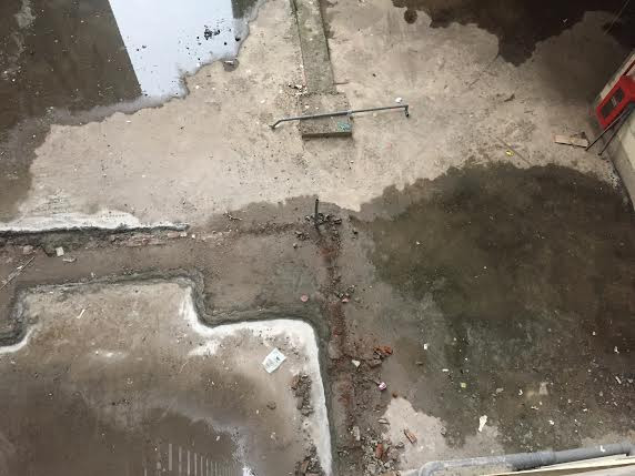 Cũng ở sàn tầng 5 này theo thiết kế sẽ xây nhà sinh hoạt cộng đồng, phòng tập thể dục thể thao, khu vui chơi trong nhà cho trẻ em. Tuy nhiên, hiện phòng tập và khu vui chơi vẫn chưa có, còn nhà sinh hoạt cộng đồng thì diện tích quá bé (chỉ 200m2), trong khi đáng lẽ với khu chung cư gần 500 căn hộ thì nhà cộng đồng phải rộng ít nhất 400m2 (theo quy định diện tích nhà cộng đồng ít nhất = 0,8m2/căn hộ x số căn hộ).