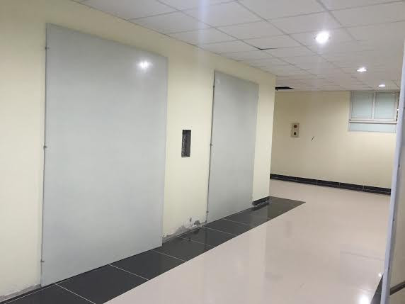 Ảnh chụp bên trong tòa tháp C. Tòa này hiện vẫn thiếu thang máy. Những khu vực để xây lắp thang máy hiện được che tạm bợ bởi những tấm nhôm màu xám.