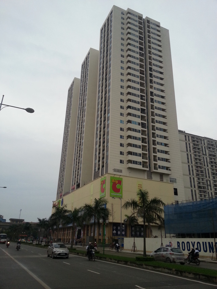 Những sai phạm "khủng" tại Chung cư Hồ Gươm Plaza có thể kể ra cả giờ đồng hồ cũng không hết. Bên cạnh một số sai phạm nghiêm trọng như tự ý chuyển đổi công năng sử dụng của tòa nhà C từ văn phòng cho thuê sang căn hộ để ở sai phép, tự ý xây căn hộ mini ở khu thông gió tòa nhà A để bán cho khách, khu chung cư được gắn mác cao cấp này còn thiếu rất nhiều hạng mục so với cam kết từ lúc bàn giao cho khách đến nay. Không những vậy, ở đây còn tồn tại một số bất cập khác khiến cuộc sống cư dân bị làm phiền, khó chịu.