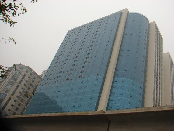 Tuy nhiên, nếu để ý kỹ, nhìn từ ngoài người ta cũng có thể phát hiện nhiều căn phòng đã được chuyển sang căn hộ để ở. Từ tầng 15 trở lên, nhiều căn phòng tường kính đã được đập bỏ một phần để làm ô thông gió, lắp đặt điều hòa.