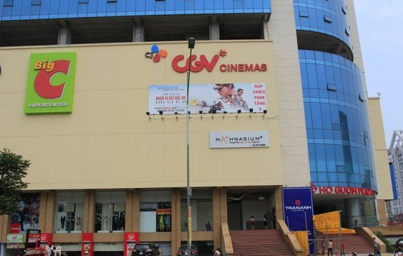 Theo giới thiệu ban đầu của chủ đầu tư, chung cư Hồ Gươm Plaza còn có rạp chiếu phim. Thế nhưng hiện vẫn không có một rạp chiếu phim nào tại đây, tuy nhiên trên mặt tường phía trước chung cư vẫn gắn chữ quảng cáo rạp chiếu phim CGV.