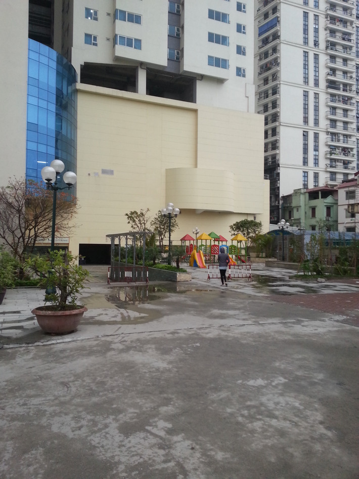Theo cam kết ban đầu của chủ đầu tư, Hồ Gươm Plaza sẽ được gắn camera ở các hành lang để giám sát, đảm bảo an ninh, nhưng hiện vẫn chưa có camera. Ảnh một mặt chung cư Hồ Gươm Plaza.