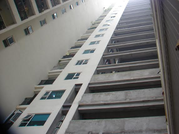Một mặt trong của tòa tháp C. Các căn hộ chuyển đổi sai phép tại đây được chủ đầu tư chia nhỏ với diện tích dưới 60 m2 để bán. Mức giá chào bán quanh mốc 27 triệu đồng/m2. Hiện một số căn đã có người đến ở.