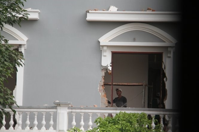 Trước đó, ngày 4/2/2015, UBND quận Liên Chiểu (Đà Nẵng) đã có quyết định buộc chủ sở hữu phải tháo dỡ công trình, trả nguyên trạng trong vòng 35 ngày kể từ ngày ra quyết định. Căn biệt thự trái phép của tướng Thạch xây dựng trong rừng Hải Vân đã gây xôn xao dư luận trong một thời gian dài.