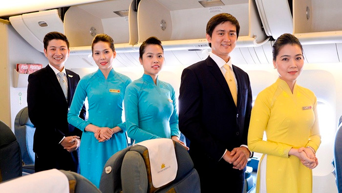 9. Vietnam Airlines chính thức ra mắt đồng phục mới. Trong hai ngày 7/3 và 8/32015, Vietnam Airlines đã tổ chức hai chuyến bay đặc biệt giữa Hà Nội-TP HCM đồng thời trình diễn đồng phục mới. Bộ đồng phục chính thức của hãng hàng không Vietnam Airlines do Kubo Design (Mỹ) và NTK Minh Hạnh chủ trì thiết kế chính
