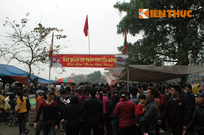 2. Liền anh, liền chị vẫn vô tư xin tiền tại Hội Lim. Sáng 3/3, Hội Lim Bắc Ninh chính thức khai hội, hàng nghìn khách thập phương chen nhau tới tham dự.