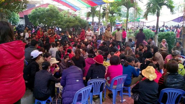 6. Khai Phủ Mẫu The, người dân tranh nhau ăn cơm cầu lộc tài. Rằm tháng giêng (5/3), hàng nghìn người dân đổ về Phủ Mẫu The để dâng sao giải hạn, tranh nhau ăn hàng nghìn mâm cơm để cầu mong lộc tài. Cho rằng, ăn cơm là lộc thánh nên người ta tranh nhau ăn. Có người ngồi trên cả đống rác, dưới nền đất bẩn để ăn tạo nên cảnh phản cảm.