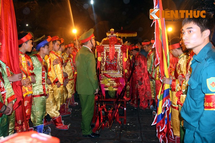 4. Khai ấn đền Trần, chen nhau cướp lộc. Đúng 23h20 phút ngày 4/3, lễ rước kiệu khai ấn đền Trần chính thức bắt đầu. Ngay sau đó, hàng nghìn người bắt đầu đổ về để lễ đầu năm.