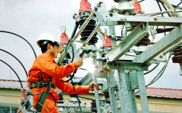 10. EVN thông báo tăng 7,5% giá điện. Chiều 6/3, Tập đoàn Điện lực VN đã họp báo về việc giá điện tăng 7,5% từ ngày 16/3.Ông Đinh Quang Tri khẳng định, với mức tăng giá 7,5% từ ngày 16/3, EVN sẽ tăng doanh thu được khoảng 13.000 tỉ.