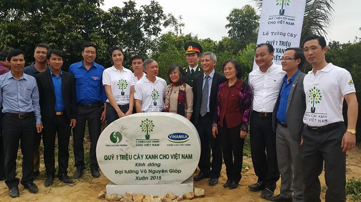 Hoa hậu Ngọc Hân chụp ảnh lưu niệm cùng gia đình tướng Giáp.