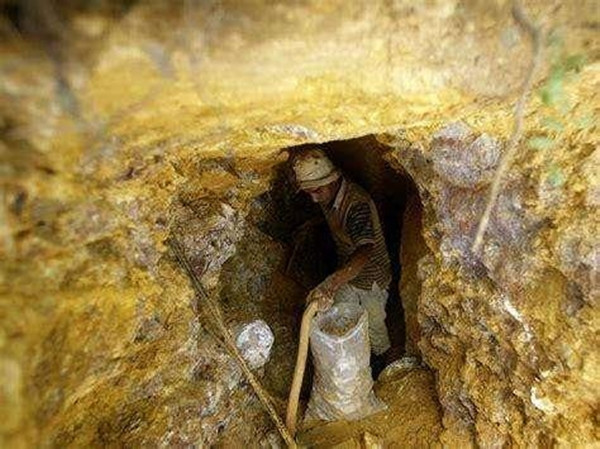 Đặc biệt, hàm lượng vàng trong đá ở đây không cao. Trong 1 tấn đá, hàm lượng vàng nguyên chất chỉ có 1 gram nên việc đầu tư khai thác mỏ vàng tại đây sẽ không thu hồi được chi phí. Ảnh minh họa