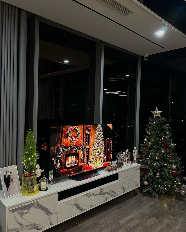 Có lẽ đây cũng chính là lý do bà xã Thành Chung thường chọn khu vực sát tường kính để trang trí nhà cửa trong mỗi dịp lễ Tết như Trung thu, Giáng sinh, Tết,... Ảnh: FB Ngô Tố Uyên