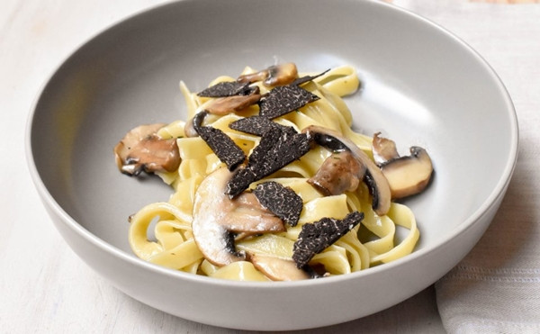 Mỗi thực khách có thể cảm nhận nấm truffle đen theo một cách khác nhau. Người cho rằng nấm cục đen giàu vị ngọt umami, người cho rằng chúng có mùi đất, xạ hương...Ảnh: Italian Spoon