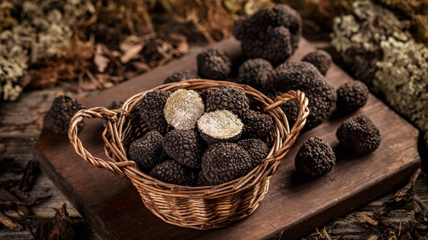 Nấm truffle (nấm cục) được mệnh danh "vàng đen" trong giới ẩm thực, là một trong những loại thực phẩm đắt đỏ và quý hiếm bậc nhất thế giới. Ảnh: House Digest