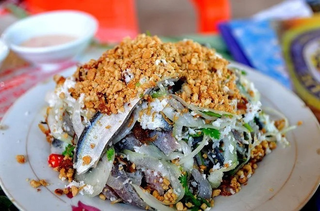 Cá trích có thể chế biến thành nhiều món như gỏi cá trích, cá trích nướng than, cá trích rán, cá trích kho tiêu, cá trích nấu canh chua...Ảnh: Internet