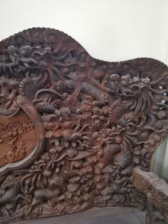 Tất cả họa tiết, hoa văn trên bộ bàn ghế Đỉnh Rồng đều làm thủ công, không sử dụng bất cứ thiết bị máy móc nào. Ảnh: Thương hiệu & pháp luật