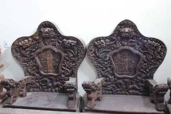 Bộ bàn ghế gỗ trắc bao gồm một bàn và 5 ghế, được làm hoàn toàn thủ công. Ảnh: Thương hiệu & pháp luật