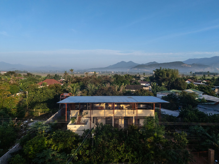 Tọa lạc tại Diên Khánh, một quận giáp ranh với thành phố Nha Trang về phía tây, ngôi nhà được xây dựng để thay thế cho ngôi nhà cũ, xuống cấp gắn liền với nhiều kỷ niệm đẹp. Ảnh: Triệu Chiến